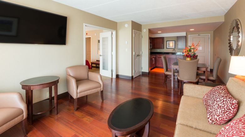 <b>Crowne Plaza Boston Woburn Suite</b>. Images powered by <a href="https://www.leonardoworldwide.com/" title="Leonardo Worldwide" target="_blank">Leonardo</a>.
