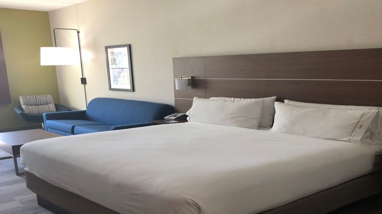 Holiday Inn Express & Suites Albany Suite