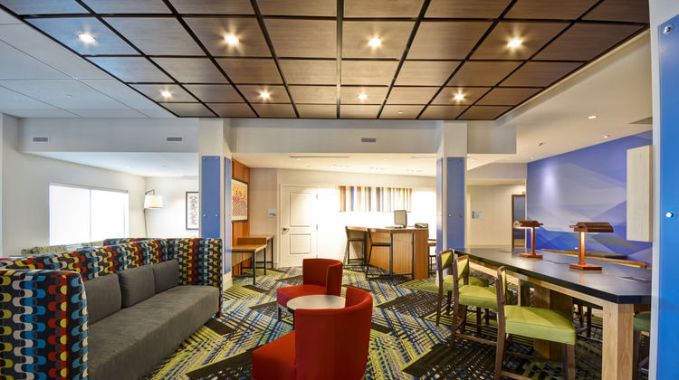 Holiday Inn Express & Suites Evansville Lobby