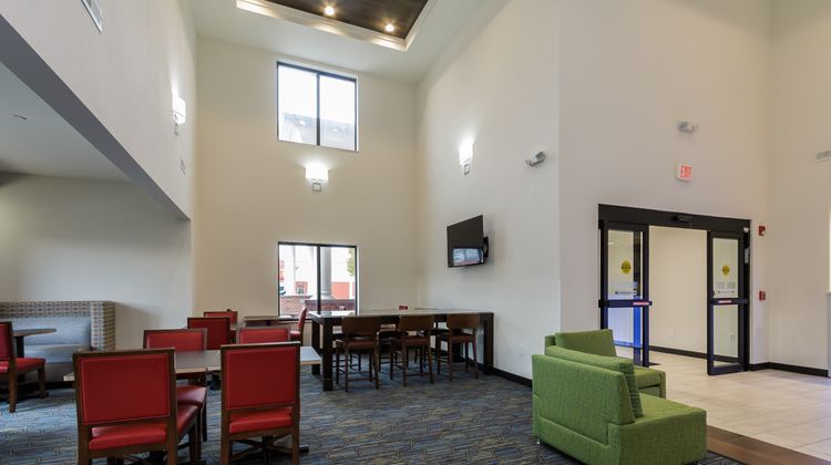 Holiday Inn Express Hotel & Suites Lobby