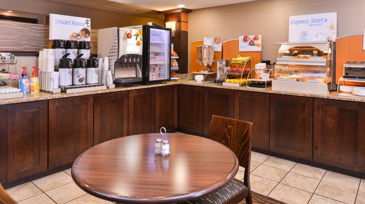Holiday Inn Express Topeka I70 Wanamaker Restaurant