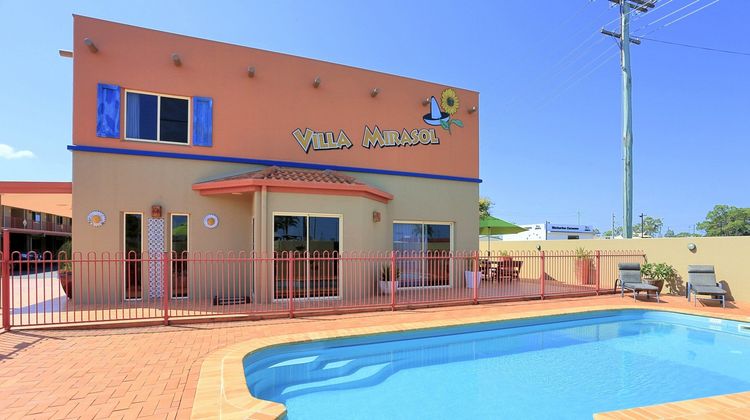 Villa Mirasol Motor Inn Pool