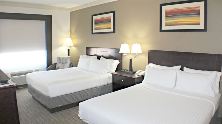 Holiday Inn Express Suites Room
