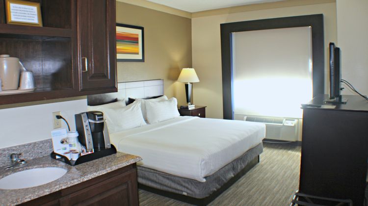 Holiday Inn Express Suites Suite