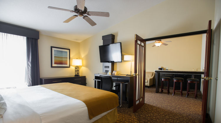 Holiday Inn Express Topeka I70 Wanamaker Suite