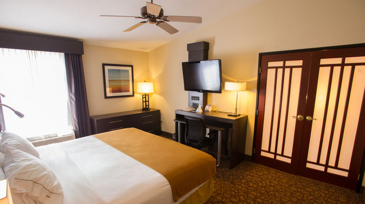 Holiday Inn Express Topeka I70 Wanamaker Suite