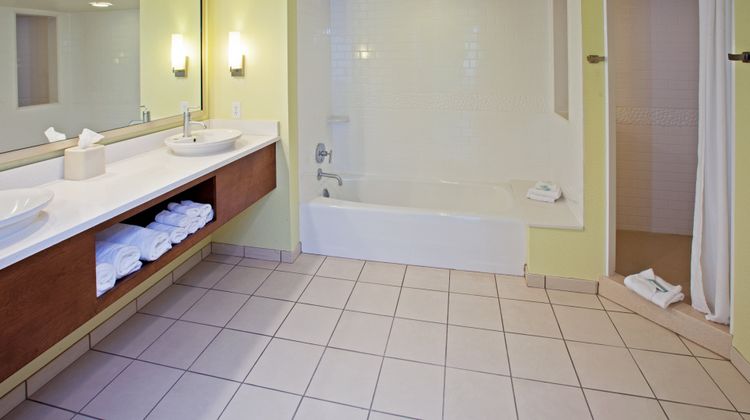 Holiday Inn Express Fishers Suite
