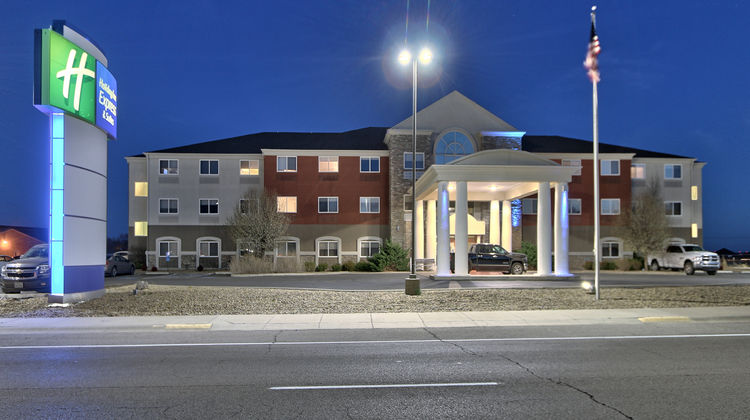 Holiday Inn Express Hotel & Suites Exterior