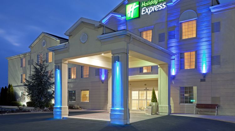 Holiday Inn Express & Suites Reading Exterior