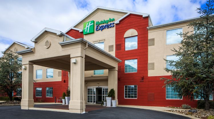 Holiday Inn Express & Suites Reading Exterior