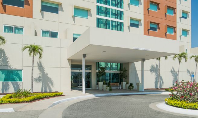 Holiday Inn Express Manzanillo Exterior