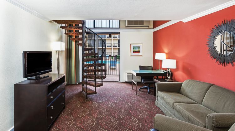Holiday Inn Tyler-Conference Center Suite