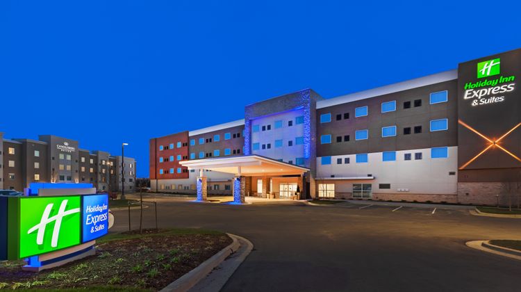 Holiday Inn Express & Suites Overland Pk Exterior