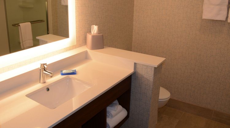 Holiday Inn Express & Suites Pittsburgh Room