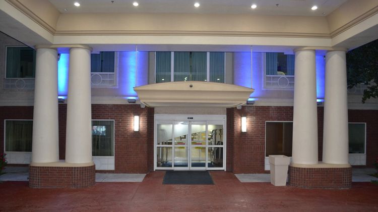 Holiday Inn Express Hotel & Stes Exterior