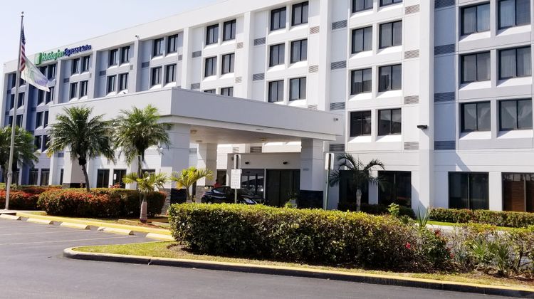 Holiday Inn Express Exterior