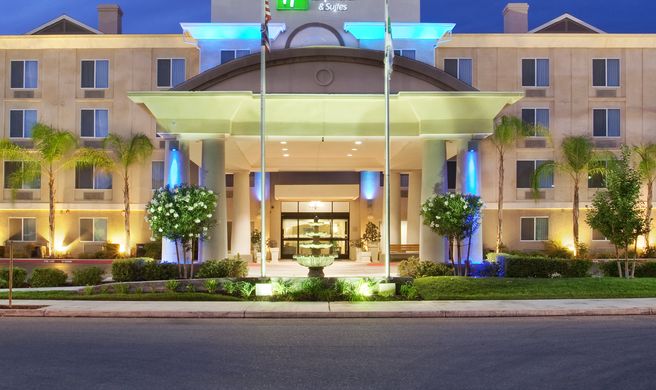 Holiday Inn Express Hotel & Suites Exterior