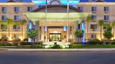 Holiday Inn Express Hotel & Suites