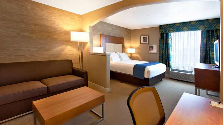 Holiday Inn Express Hotel & Suites Room
