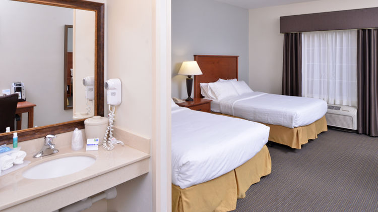 Holiday Inn Express & Suites Room