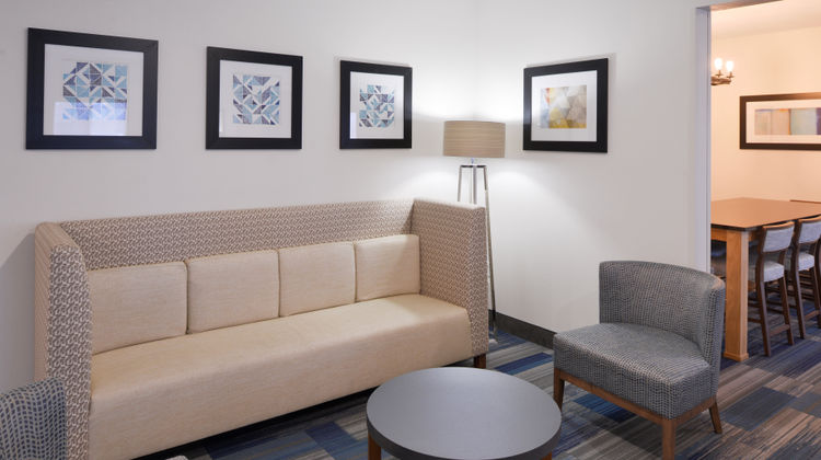 Holiday Inn Express & Suites Lobby