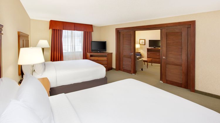 Holiday Inn Dallas Market Center Suite