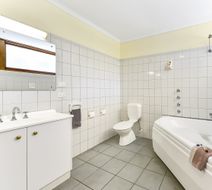 William Macintosh Motor Lodge Room