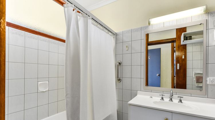 William Macintosh Motor Lodge Room