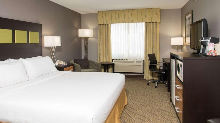 Holiday Inn Express & Suites Room