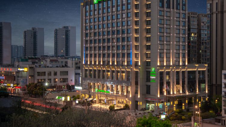 Holiday Inn Express Chengdu Huanhuaxi Exterior
