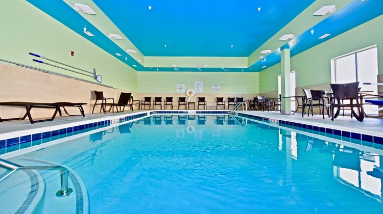 Holiday Inn Exp & Suites Perryville I-55 Pool
