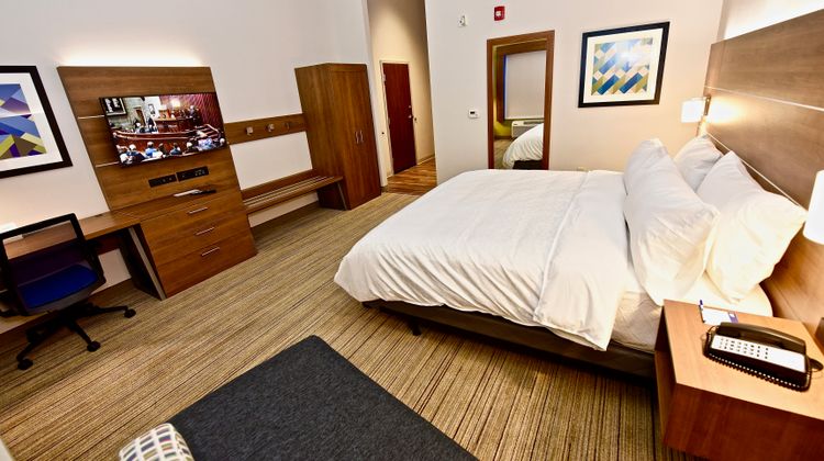 Holiday Inn Exp & Suites Perryville I-55 Room