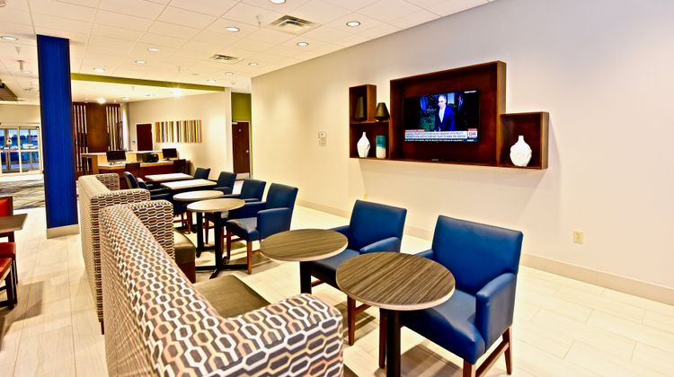 Holiday Inn Exp & Suites Perryville I-55 Lobby