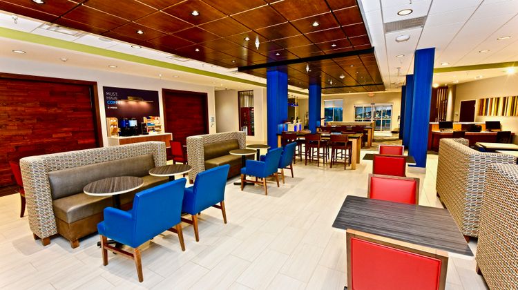 Holiday Inn Exp & Suites Perryville I-55 Lobby