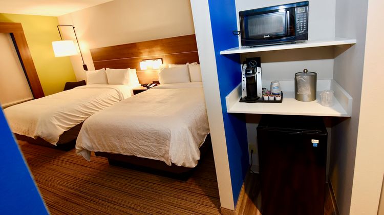 Holiday Inn Exp & Suites Perryville I-55 Room