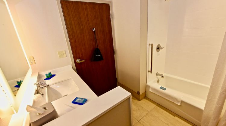 Holiday Inn Exp & Suites Perryville I-55 Room