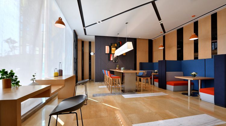 Holiday Inn Express Tianhe Exterior