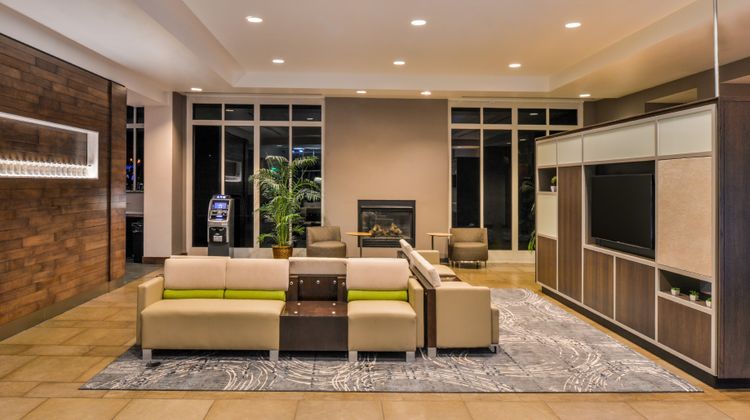 Holiday Inn Kansas City Airport Lobby