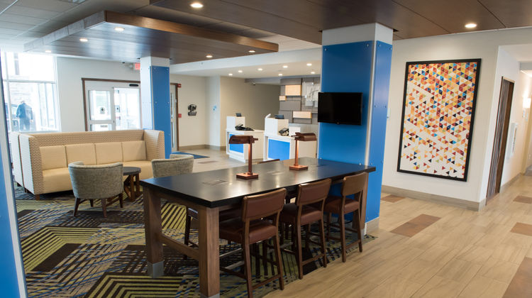 Holiday Inn Express & Suites Mishawaka Lobby