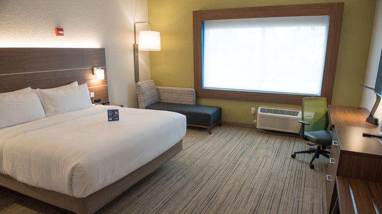 Holiday Inn Express & Suites Mishawaka Room
