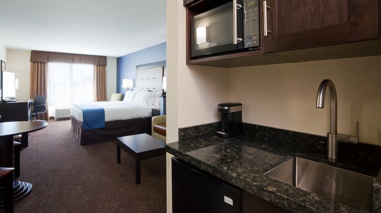 Holiday Inn Express Suites Fort Dodge Suite