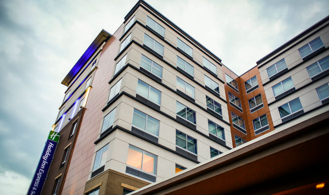 Holiday Inn Express & Suites Louisville Exterior