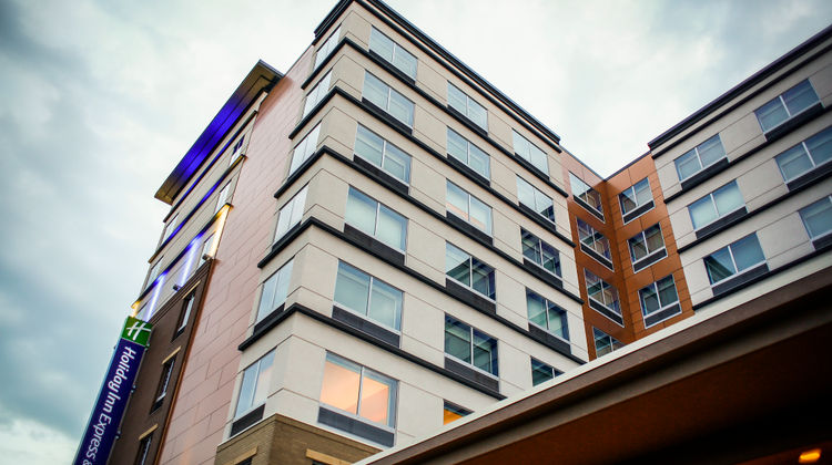 Holiday Inn Express & Suites Louisville Exterior