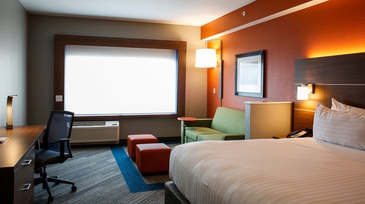 Holiday Inn Express & Suites Louisville Room