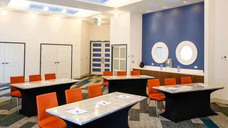 Holiday Inn Express & Suites Louisville Meeting