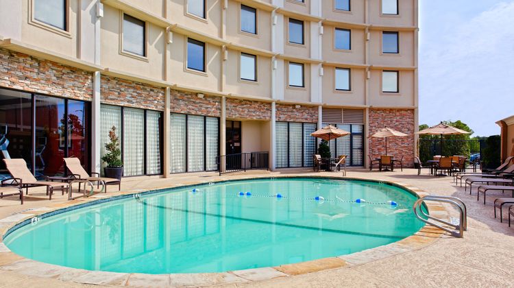 Holiday Inn Dallas Market Center Pool