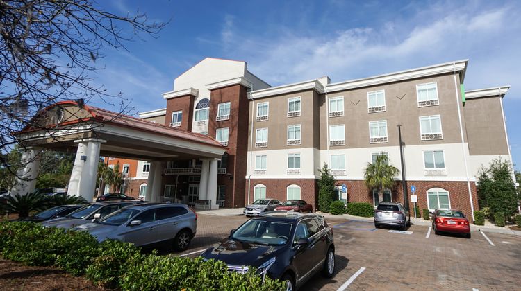 Holiday Inn Express Hotel & Suites Exterior
