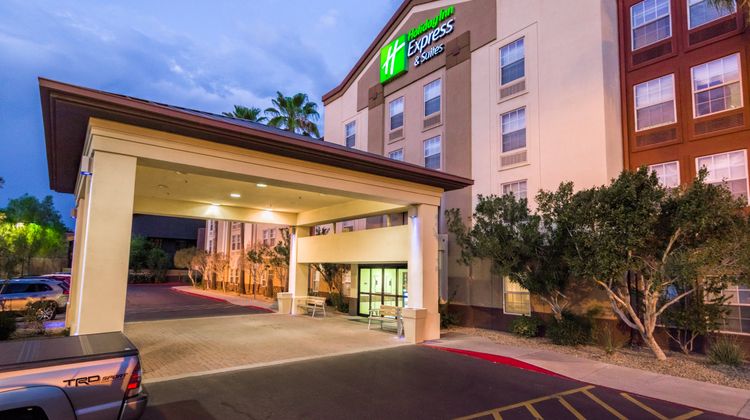 Holiday Inn Express/Suites Phoenix Arpt Exterior