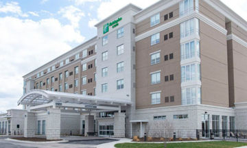 Holiday Inn & Suites Farmington Hills