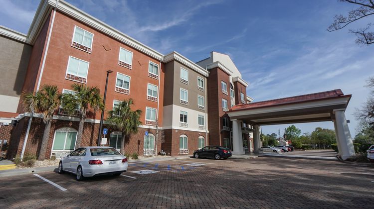 Holiday Inn Express Hotel & Suites Exterior